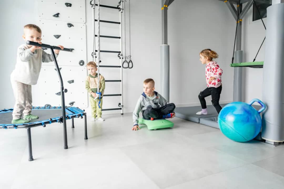 Zajęcia ruchowe z elementami integracji sensorycznej dla dzieci – korzyści i metody