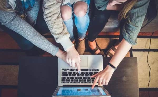 Netykieta w tekstach kultury: jak zasady wpływają na komunikację online