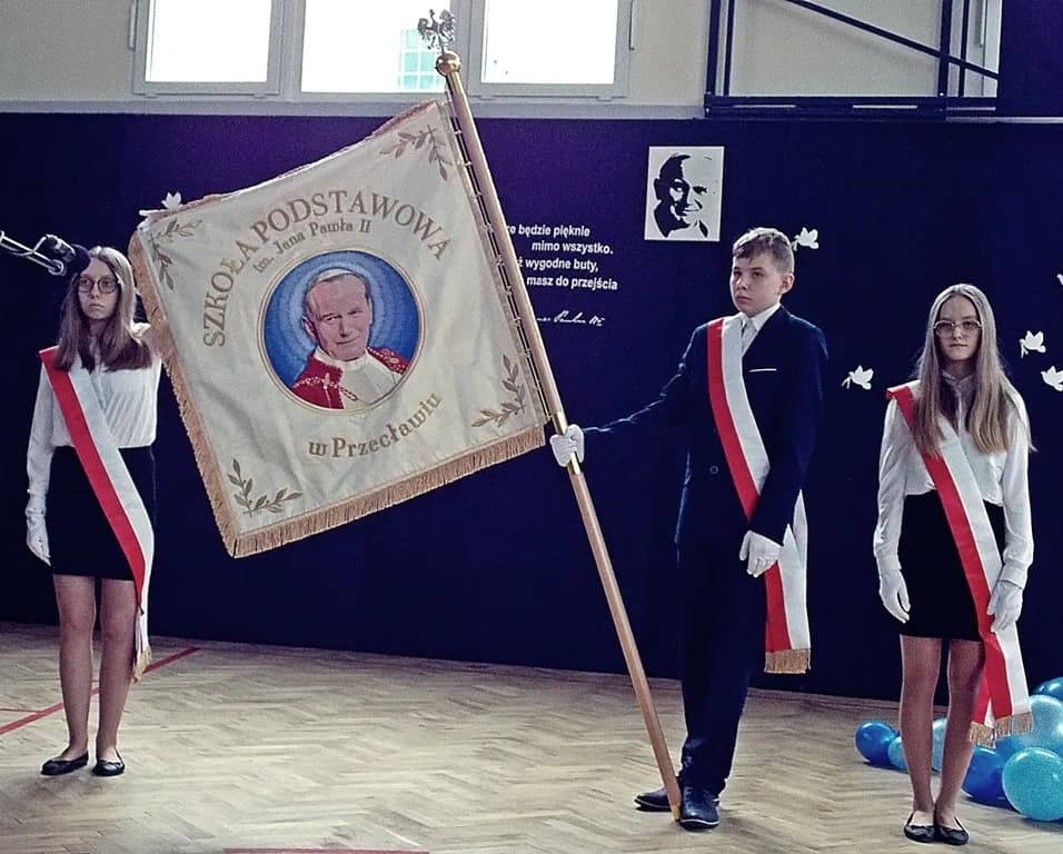 Ile waży sztandar szkolny? Poznaj typową wagę i materiały