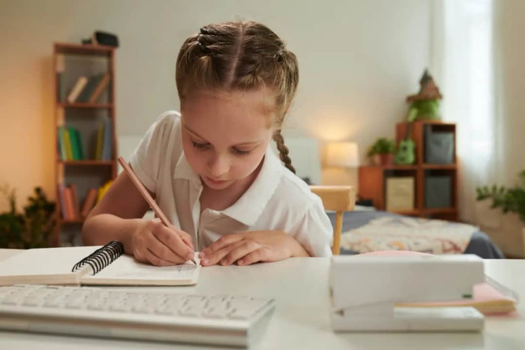 Ile się płaci za szkołę w chmurze? Koszty i opinie rodziców