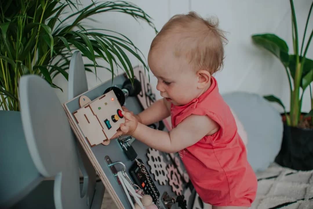 Jak zrobić tablicę edukacyjną dla dziecka, by rozwijała jego umiejętności