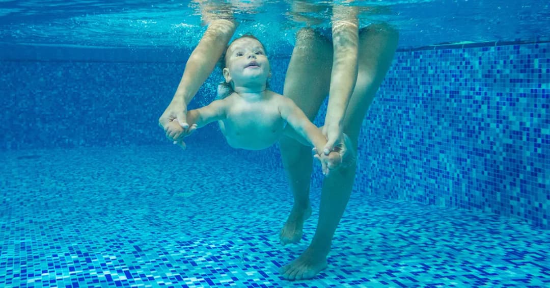 Zajęcia z pływania dla niemowląt – jak wybrać najlepsze dla dziecka?
