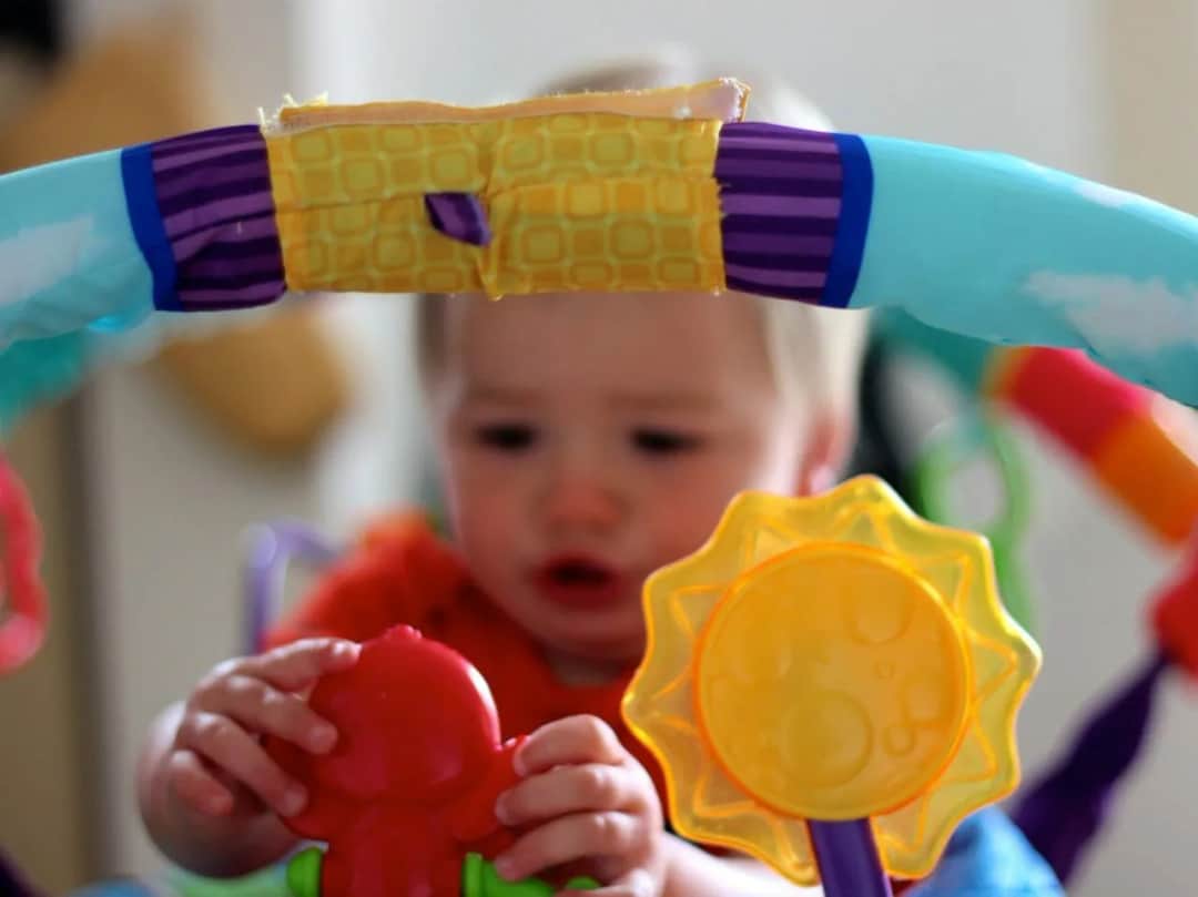 Najlepsza mata edukacyjna dla niemowlaka – wybierz bezpieczną i komfortową opcję