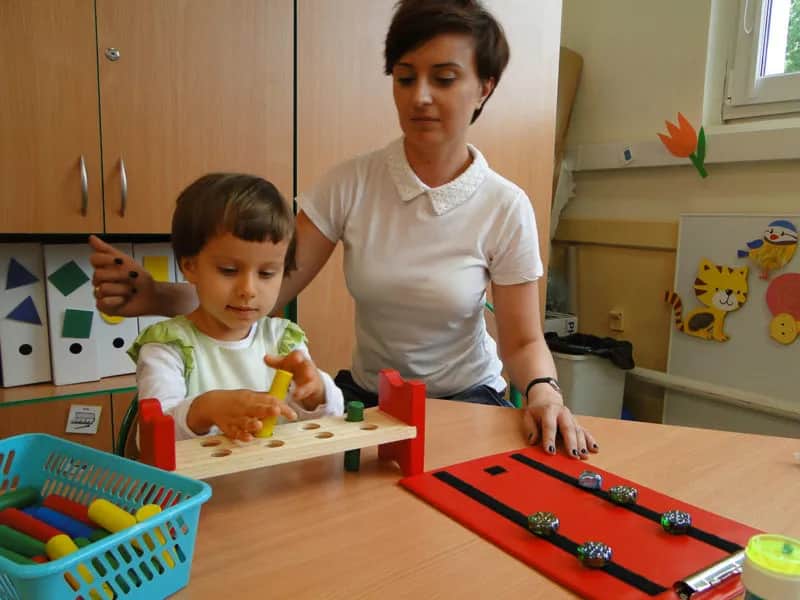 Zajęcia rewalidacyjne z Aspergerem: Klucz do rozwoju dziecka