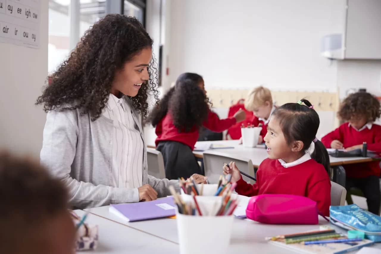 Wsparcie rozwoju mowy u maluchów dzięki pomocom logopedycznym