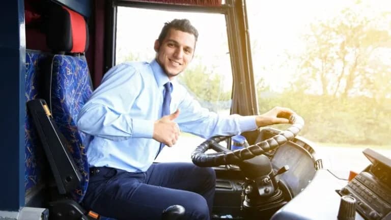 Ile zarabia kierowca autobusu szkolnego? Zarobki mogą zaskoczyć