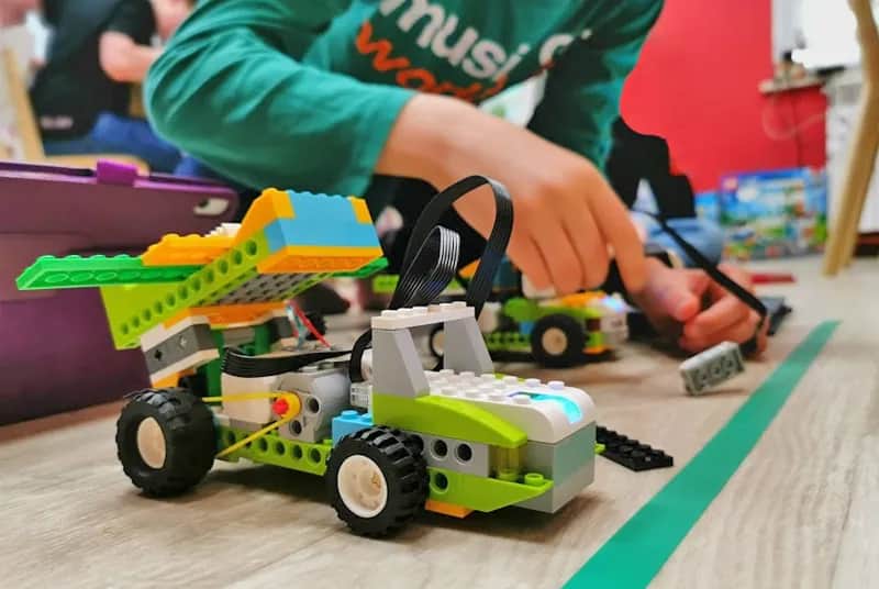 Ceny zajęć z robotyki – co wpływa na koszty i jak zaoszczędzić